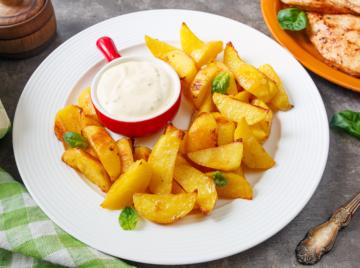 Рецепт запечённых картофельных долек: вкусно, просто и быстро