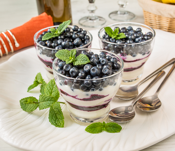 Рецепт сырно-йогуртового десерта с черникой с фото пошагово на Вкусном ...