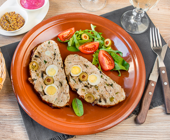 Рецепт галантина из курицы с перепелиными яйцами с фото пошагово на ...