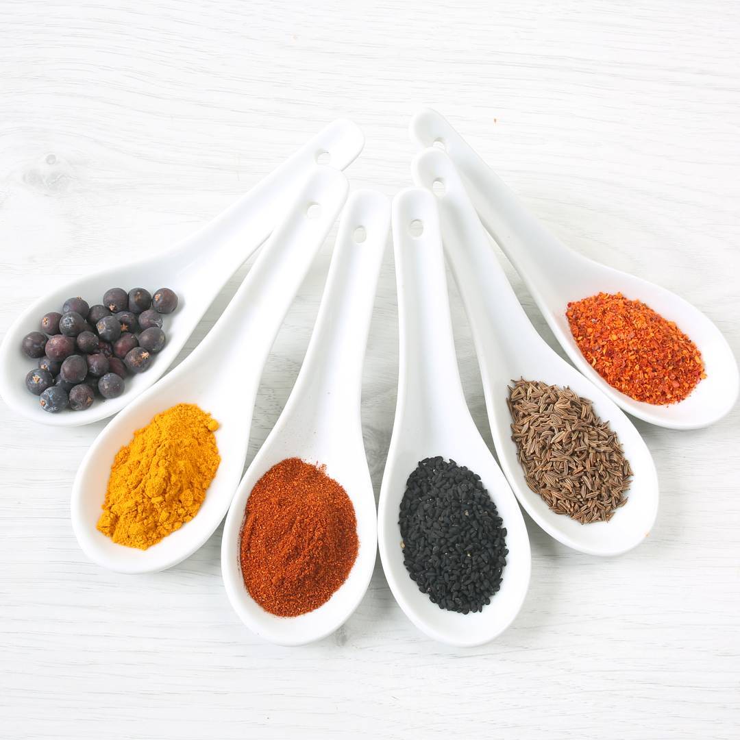 приправа для теста. смесь пряностей для выпечки. приправы на белом фоне. приправы и специи. специи для кофе.