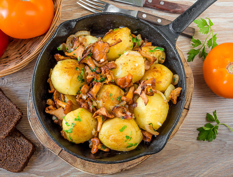Лисички с картошкой жареные: рецепт приготовления на сковороде