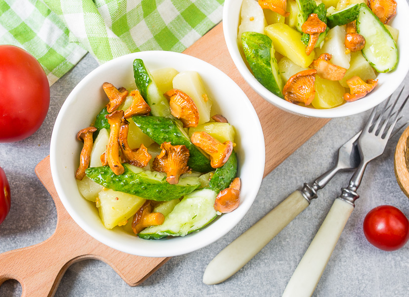 Картофельный салат с лисичками и малосольными огурцами на Вкусном Блоге
