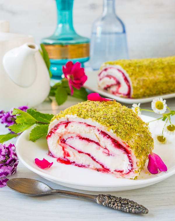 Меренговый рулет с малиной и фисташками на Вкусном Блоге